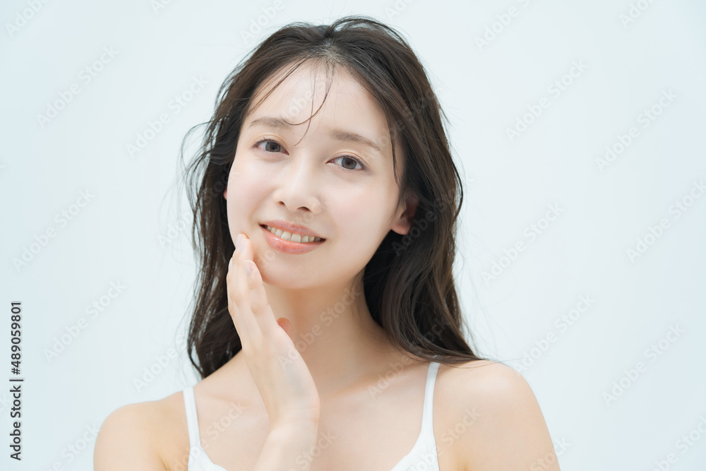 しっとり肌の女性の美容イメージ 