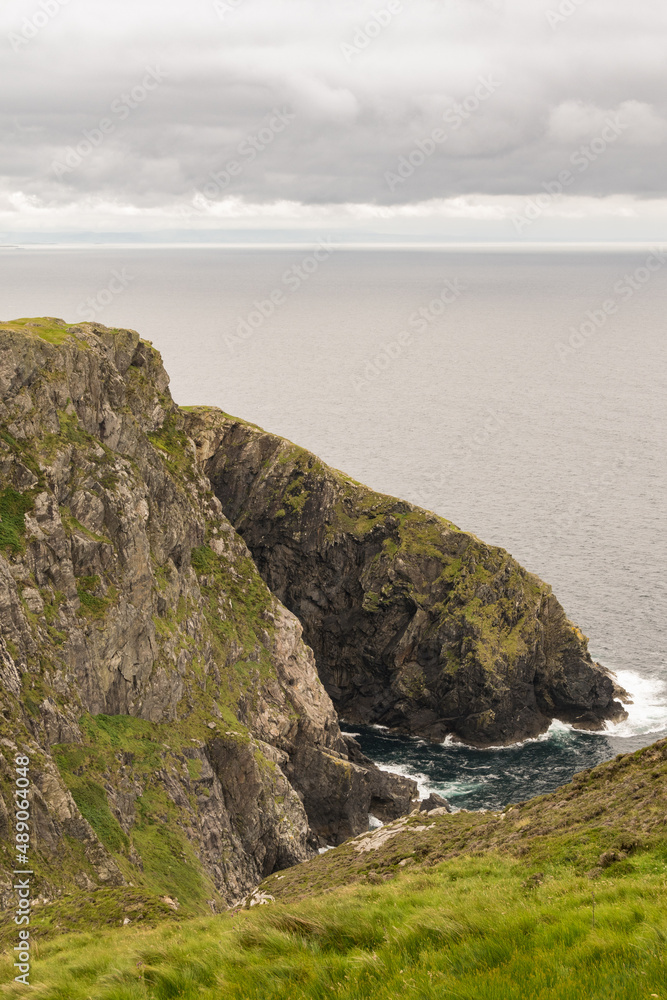 Panorama irlandese con scogliere e oceano Panorama irlandese con scogliere e oceano