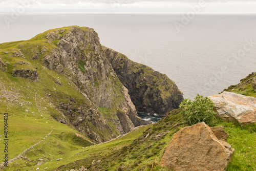 Panorama irlandese con scogliere e oceano photo