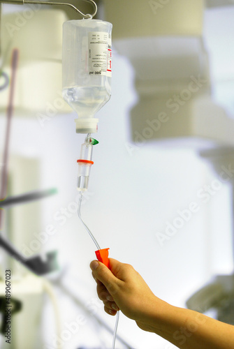 Krankenschwester macht eine Feineinstellung an einer Infusion photo