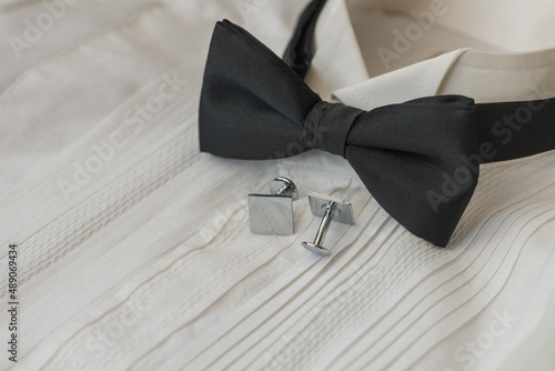 Photo Black bow tie with cufflinks and white evening shirt