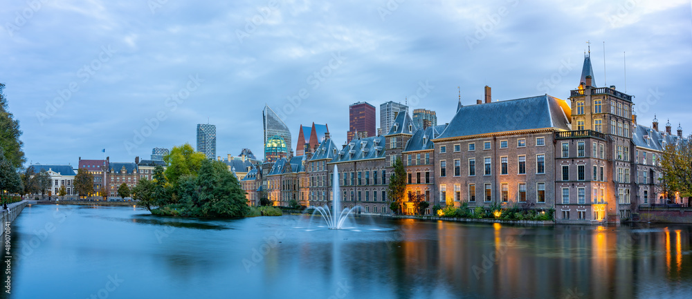 Obraz premium Panoramic photo during a windy day of the Hofvijver and the Binnenhof with the parliament buildings in The Hague, just after sunset and seen from the Buitenhof