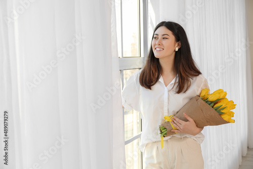 Pretty young Asian woman wi...