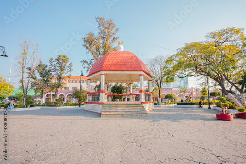 Foto kiosk in the plaza in the center of san juan teotihucan.