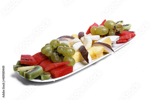 Macedonia di frutta fresca su vassoio rettangolare con angoli arrotondati