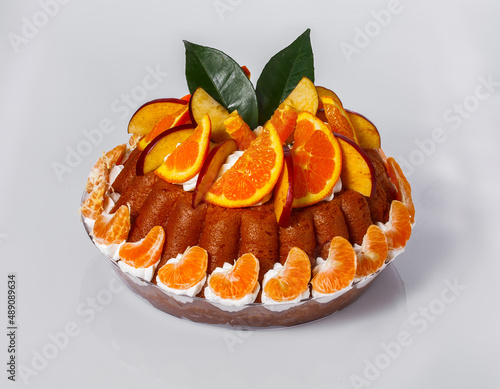 Dolce napoletano babà al rum con frutta fresca e panna