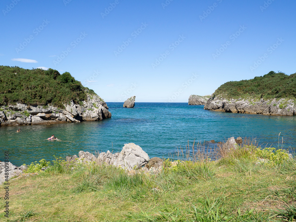 Vistas del paisaje natural de costa con un mar azul y acantilados verdes en la zona de Buelna, Asturias, 2020

