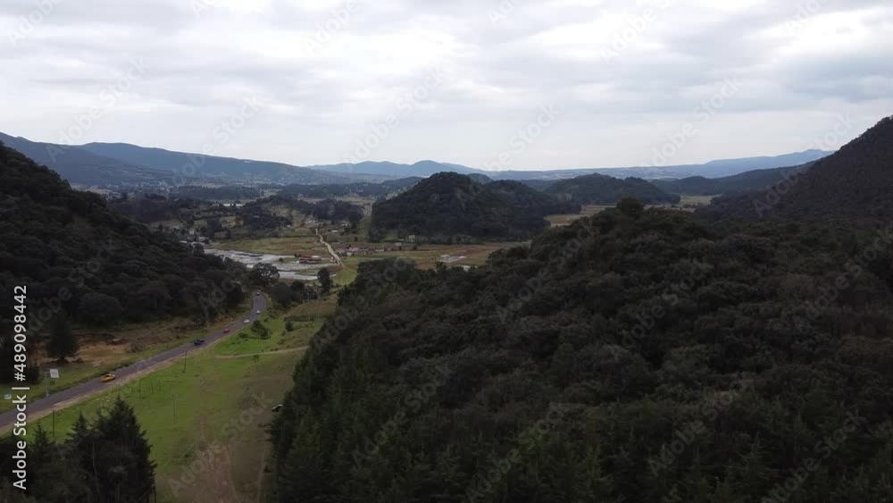 Vista aerea carretera bosque