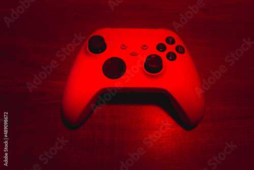controle de video game com luz vermelha neon
