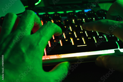 teclado gamer programador jogos mão digitando no teclado rgb verde colorido programando photo