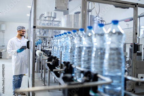 Fotografie Production of carbonated bottled water