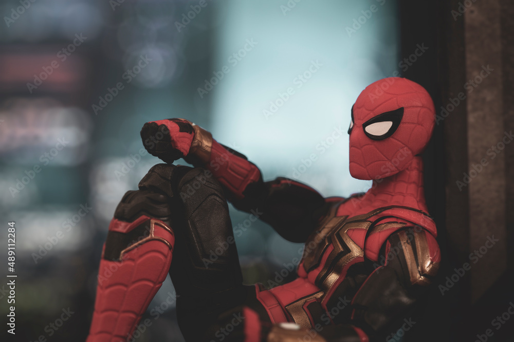 Obraz premium NEW YORK USA, FEB 23 2022: Marvel comic book superhero Spiderman sitting on a rooftop - Hasbro action figure