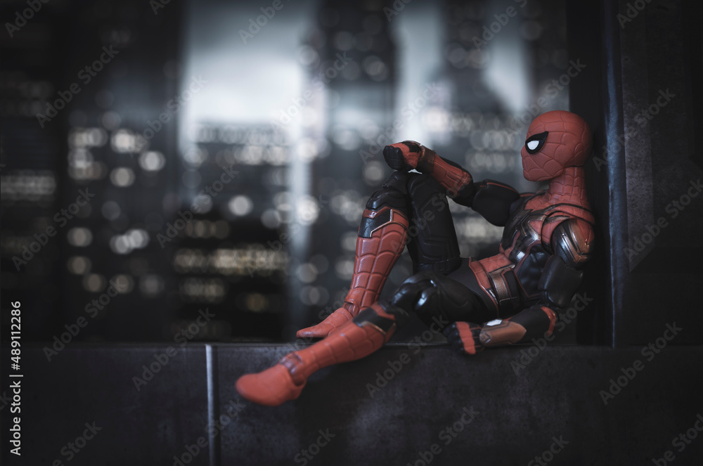 Obraz premium NEW YORK USA, FEB 23 2022: Marvel comic book superhero Spiderman sitting on a rooftop - Hasbro action figure
