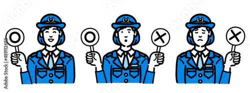 マルバツの札を持っている警察官の女性のセット
