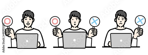 ラップトップの前でマルバツの札を持っている若い男性のセット
