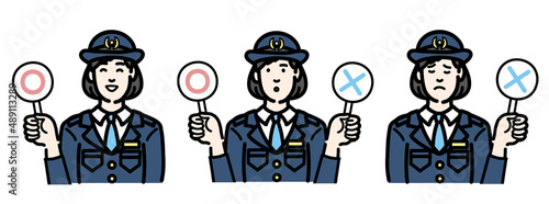 マルバツの札を持っている警察官の女性のセット 