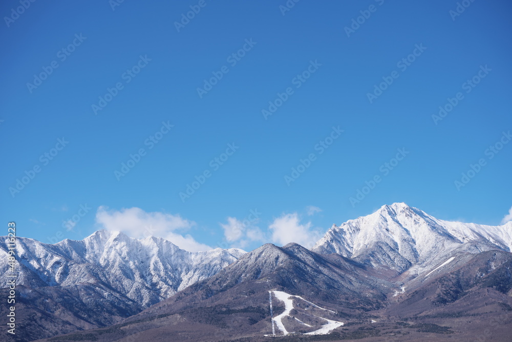 Fototapeta premium 冬の快晴の日の遠くに見える幻想的な雪山