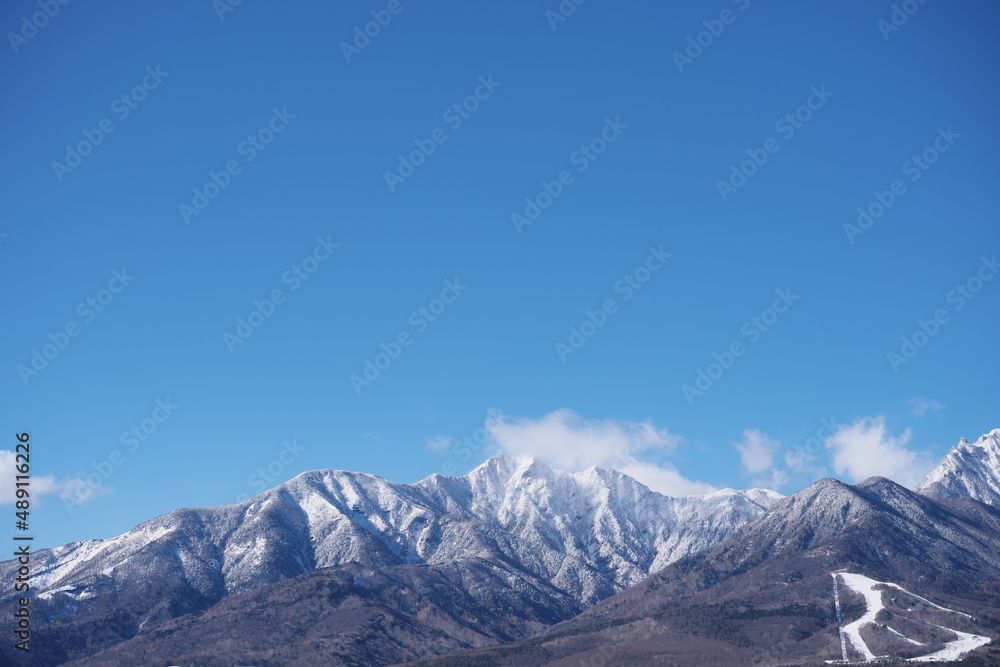 冬の快晴の日の遠くに見える幻想的な雪山