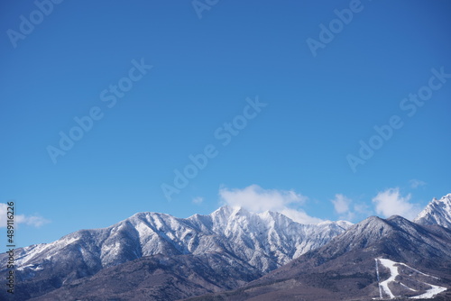 冬の快晴の日の遠くに見える幻想的な雪山