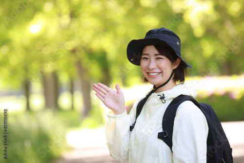  登山をする女性