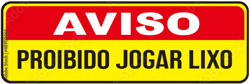 A sign that warns in portuguese language : : don't throw garbage . Trash , waste 