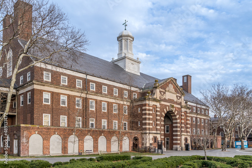 Fotografia Imposing army barracks made of brick and stone next to Liggett Terrace on Govern