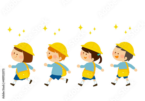一列に並んで幼稚園に行く日本の子供たち