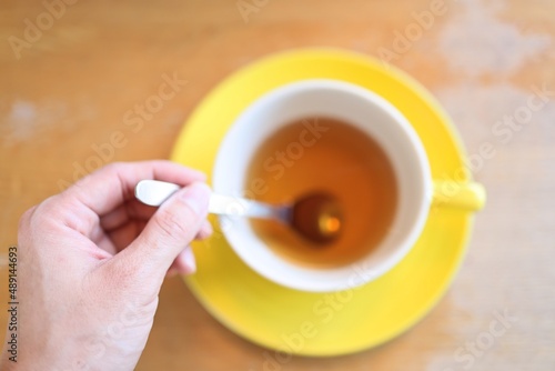 紅茶を混ぜる手