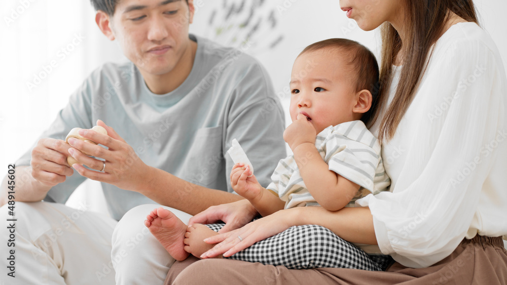 赤ちゃんをあやす両親 赤ちゃんをあやす両親