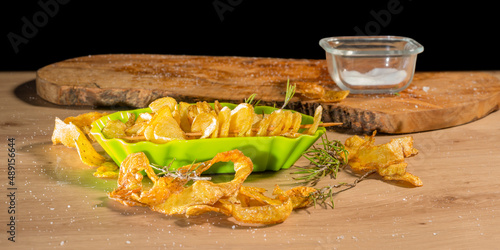 Deep-fried spiral-sliced potatoes