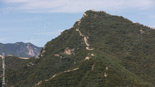 Die chinesische Mauer erklimmt selbst am steilen und unwegsamen Mauerabschnitt von Jiankou die höchsten Berge und errichtet auf ihren Gipfeln zum Schutz vor Eindringlingen massive Wehrtürme