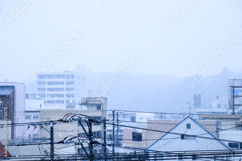 住宅街に雪が降る冬の景色