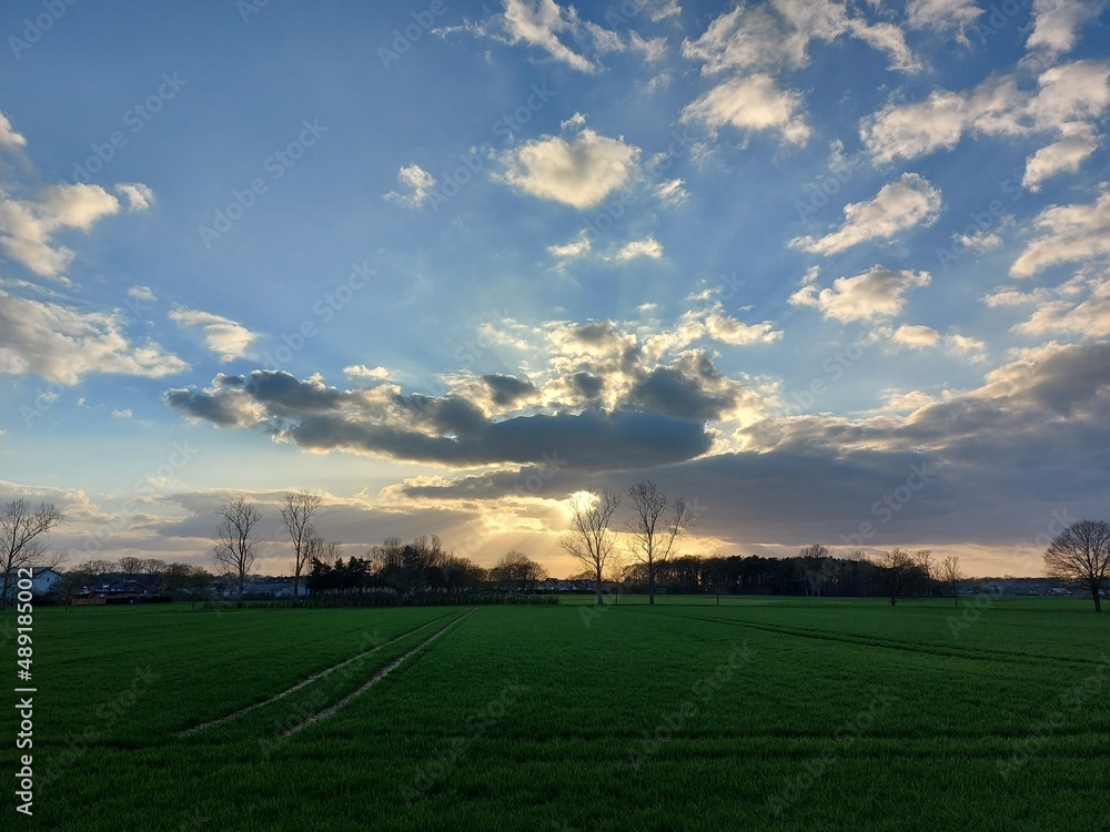Sonnenuntergang, gefolgt von bunten Wolken. Der Himmel über den schlafenden Feldern und Bäumen. Die Natur malt den Himmel und löscht ihn aus. Romantische Szenen für Hintergründe. Dämmerung in Rottönen Sonnenuntergang, gefolgt von bunten Wolken. Der Himmel über den schlafenden Feldern und Bäumen. Die Natur malt den Himmel und löscht ihn aus. Romantische Szenen für Hintergründe. Dämmerung in Rottönen