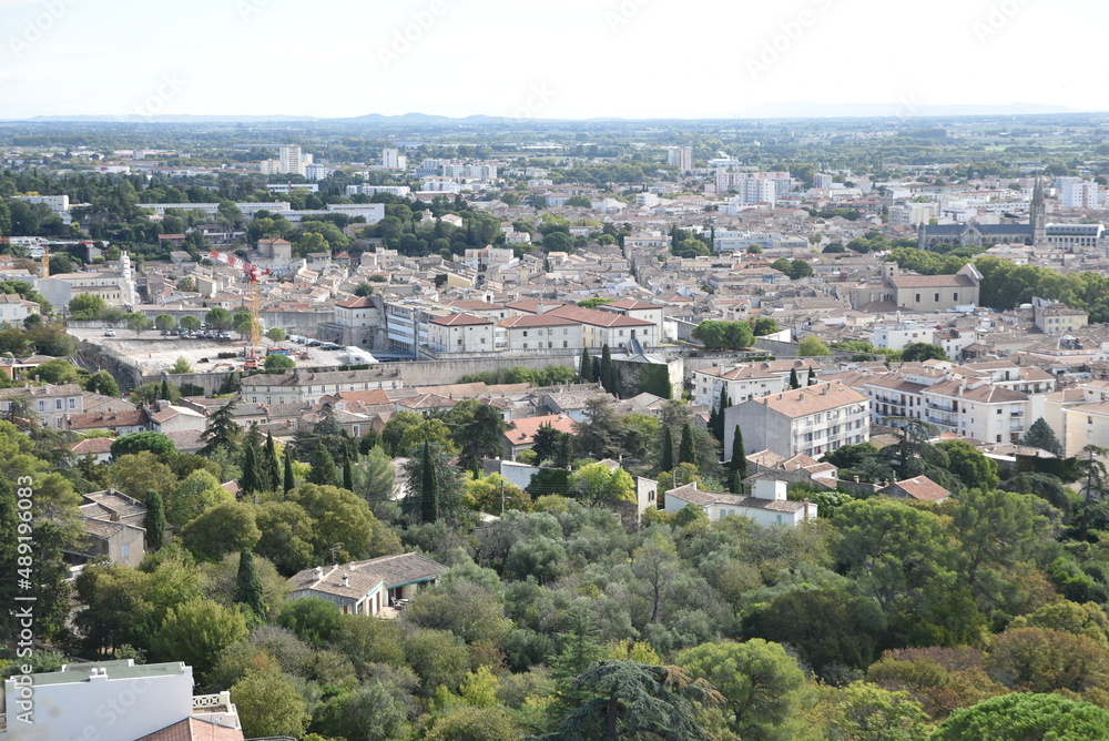 Vue sur la ville de Nîmes en été. France