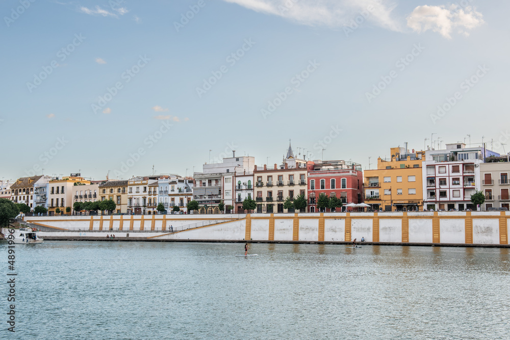 Obraz premium Flussufer am Guadalquivir in Sevilla mit Blick auf Triana am Abend, Europa, Spanien 