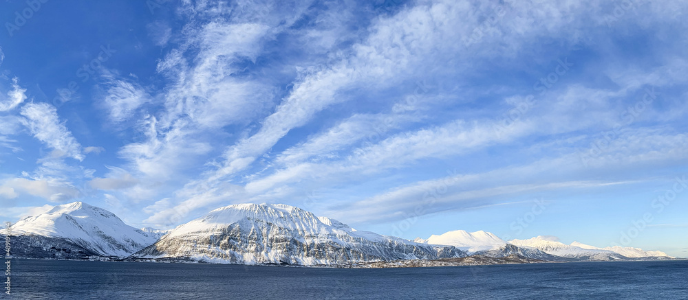 Bergpanorama am Fjord