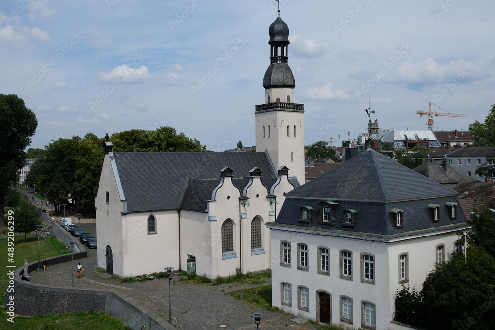 FU 2020-07-19 Rhein 403 Neben der Kirche steht ein weißes Gebäude mit schwarzem Dach