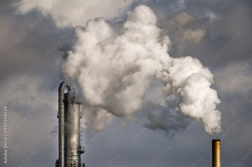 Industrie business cheminée usine fumée co2 carbone environnement
