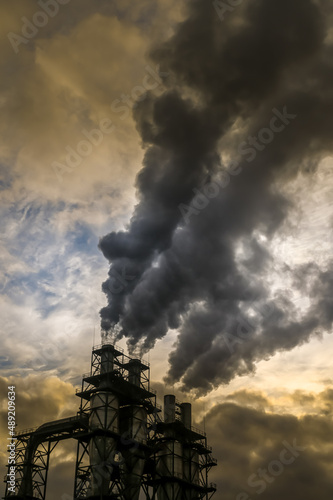 Industrie business cheminée usine fumée co2 carbone environnement 