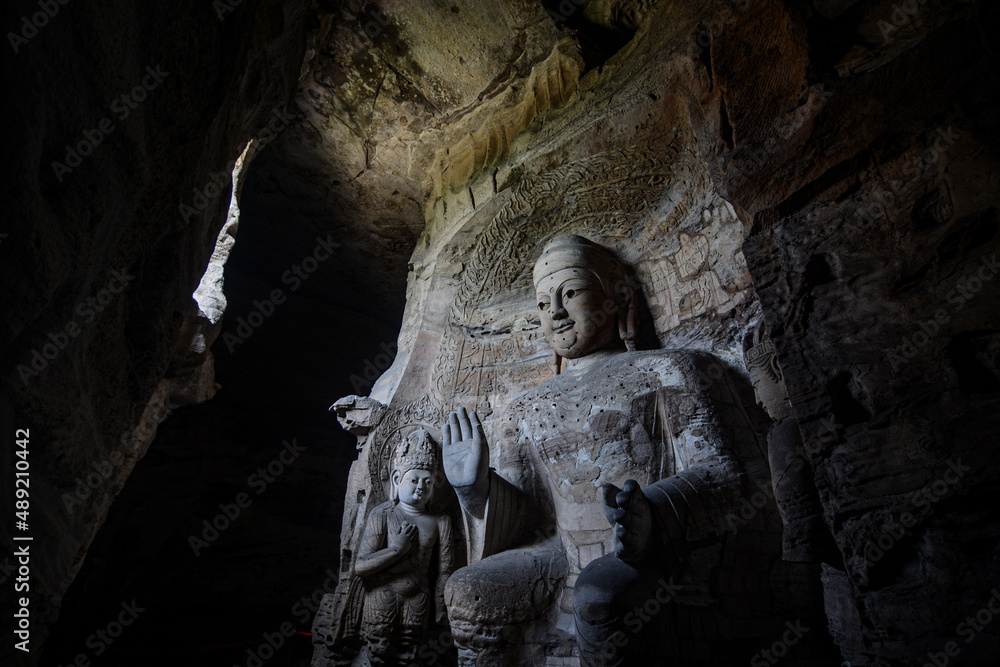 Φωτογραφία The Buddha statues in the Chinese Yungang Grottoes temple of Datong City