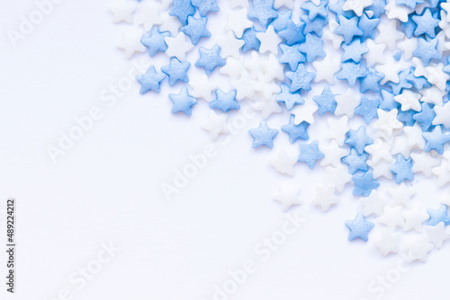 hellblaue und weiße Zuckersterne
