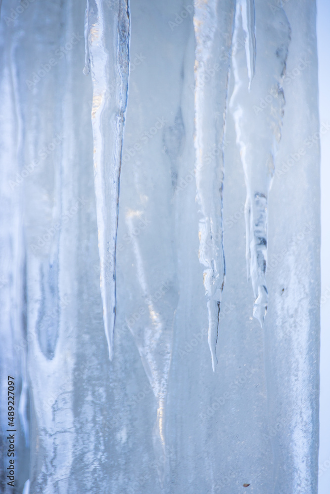 glaçons en forme de stalactites en hiver glaçons en forme de stalactites en hiver