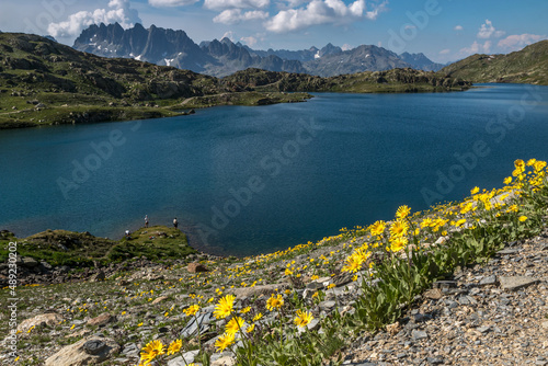 Randonnée en été dans le Massif des Grandes Rousses , Lac Bramant , Oisans , Savoie , France photo