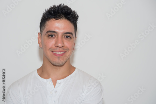 nice guy, dark-haired, white test, white t-shirt, looking straight ahead, neutral background © Jeza