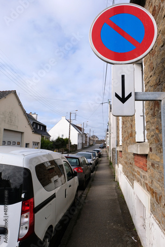 Voitures garées dans une rue de Vannes en Bretagne avec un panneau de signalisation routière français indiquant un stationnement interdit