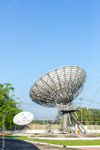 Foto satellite dish radar antenna station in field