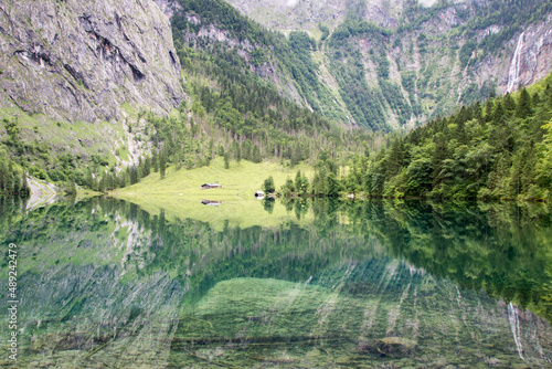 Gespiegelter Alpensee