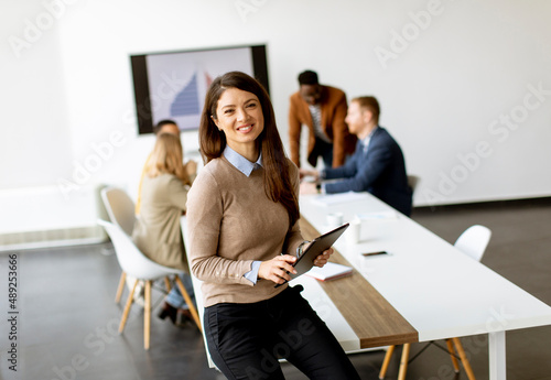 Young business woman standi...