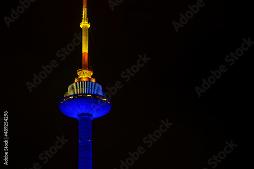 Quadro em tela Illumination of the Vilnius TV tower in the colors of the Ukrainian flag, in sup