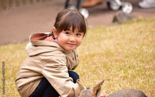 屋外で笑顔で遊ぶ女の子 photo